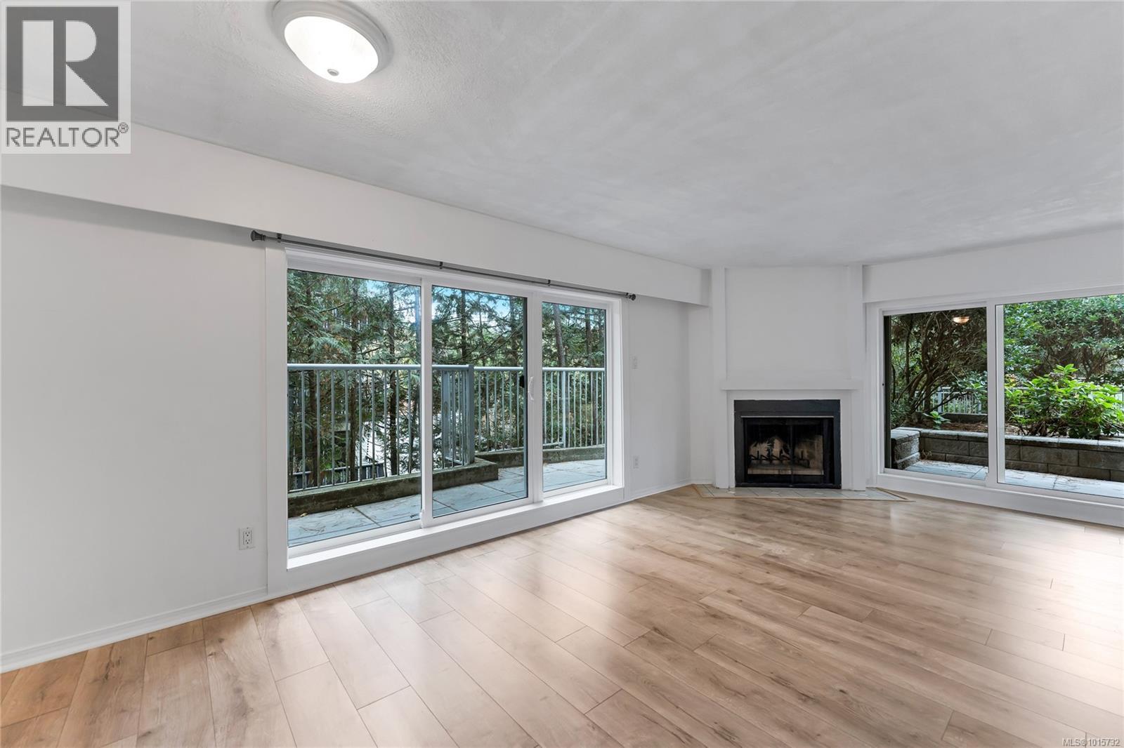 105 3277 Quadra Street, Saanich