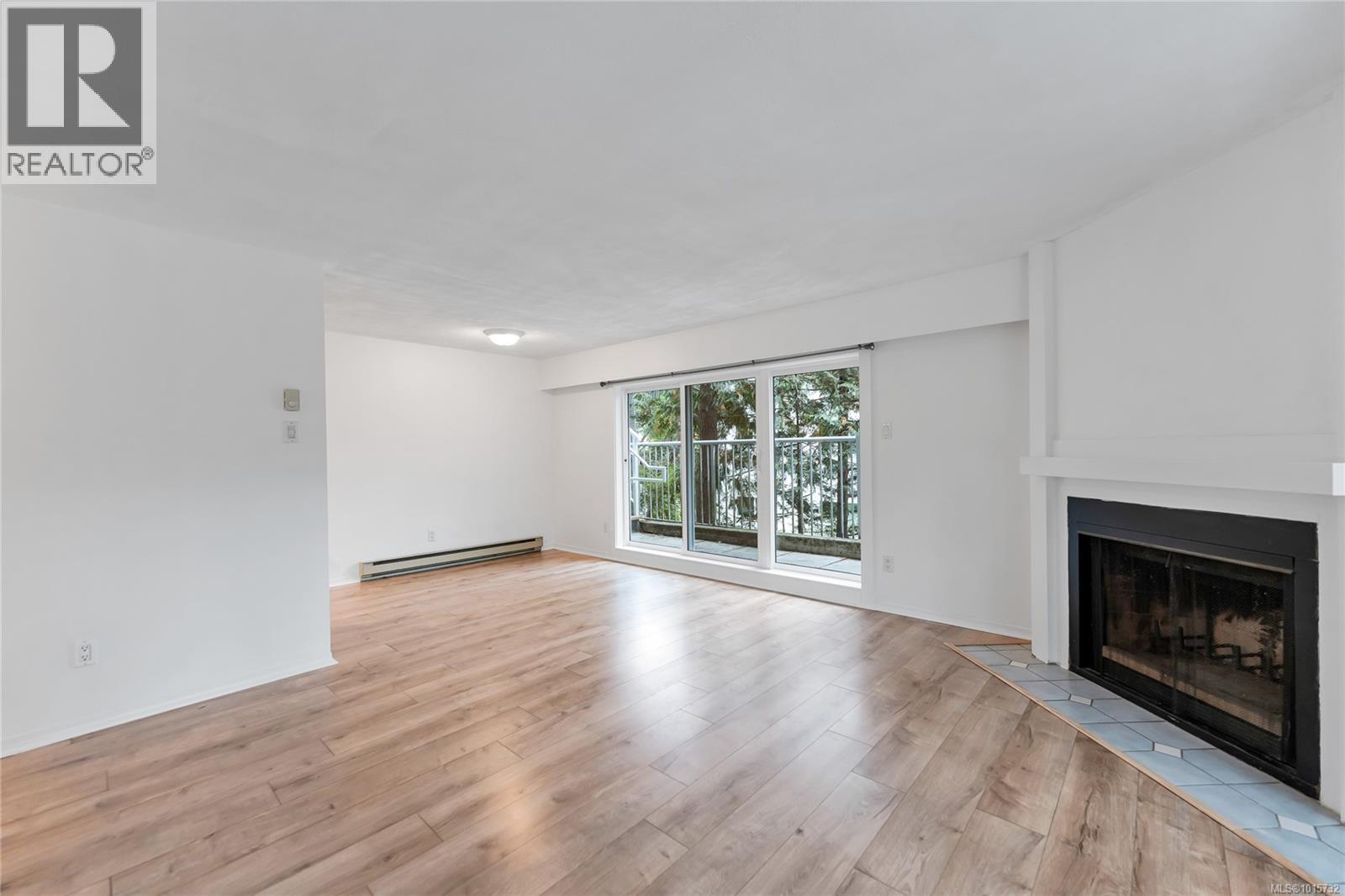 105 3277 Quadra Street, Saanich