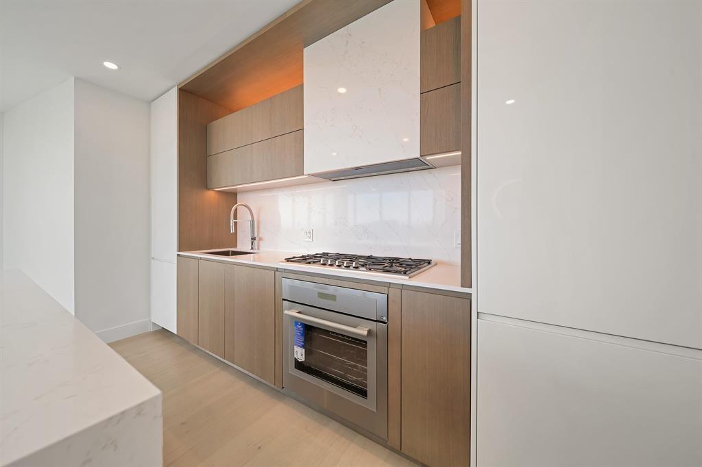 1342 JOHNSTON ROAD, White Rock