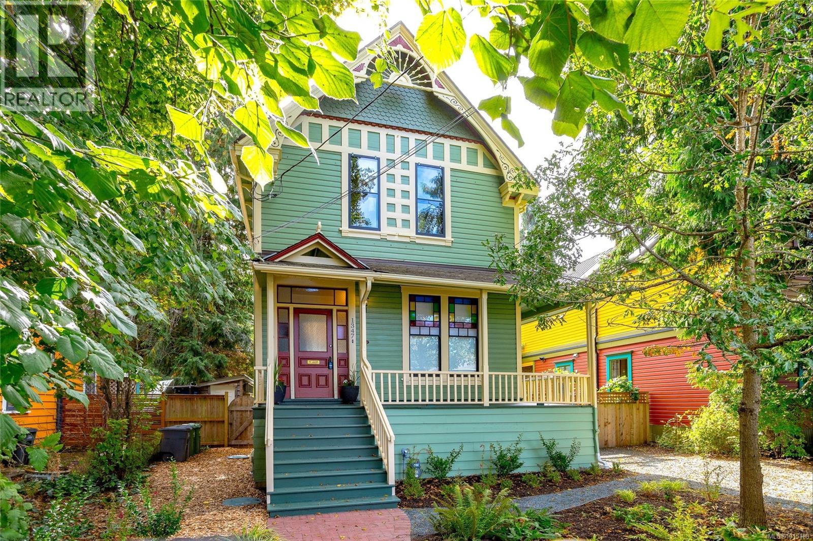 1347 Vining St, Victoria