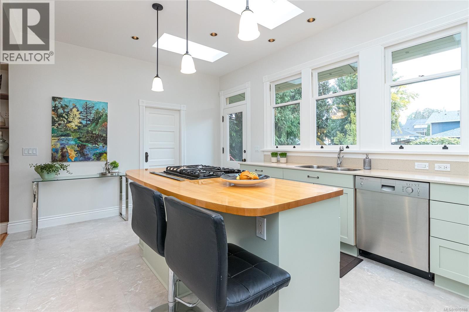 1347 Vining St, Victoria