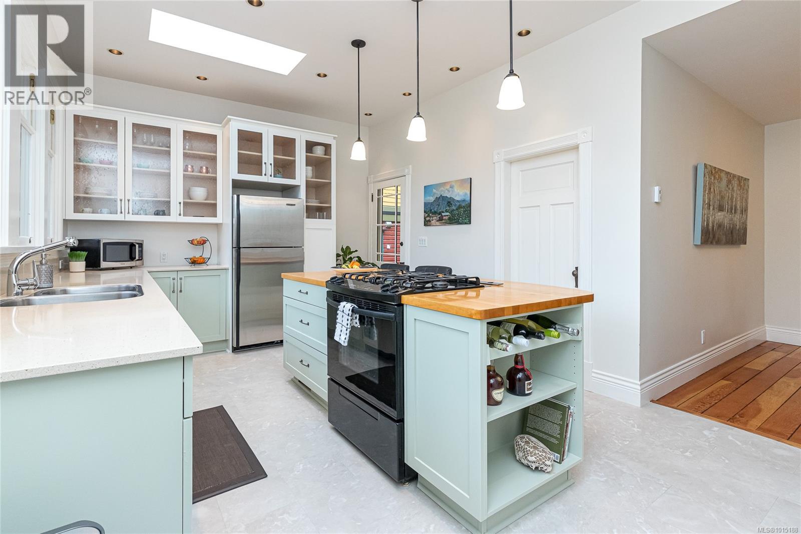 1347 Vining St, Victoria