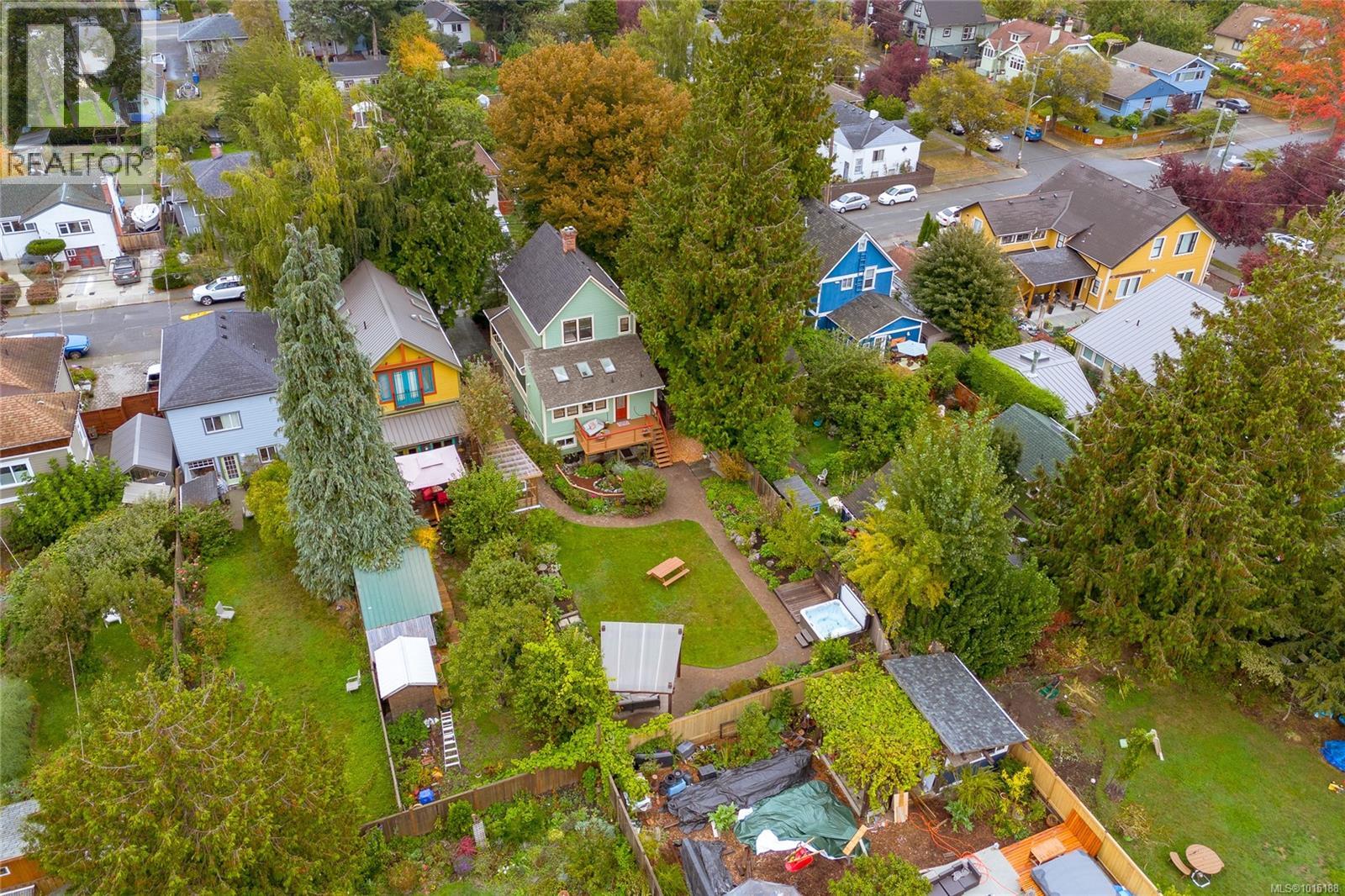 1347 Vining St, Victoria