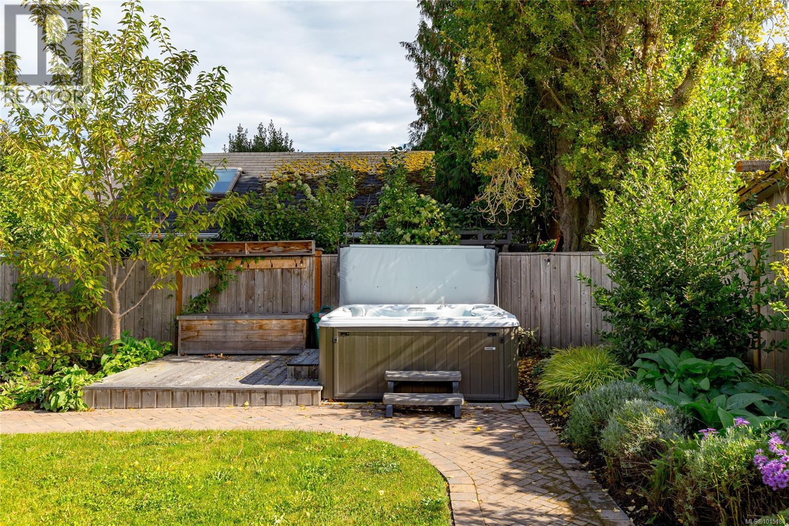 1347 Vining St, Victoria