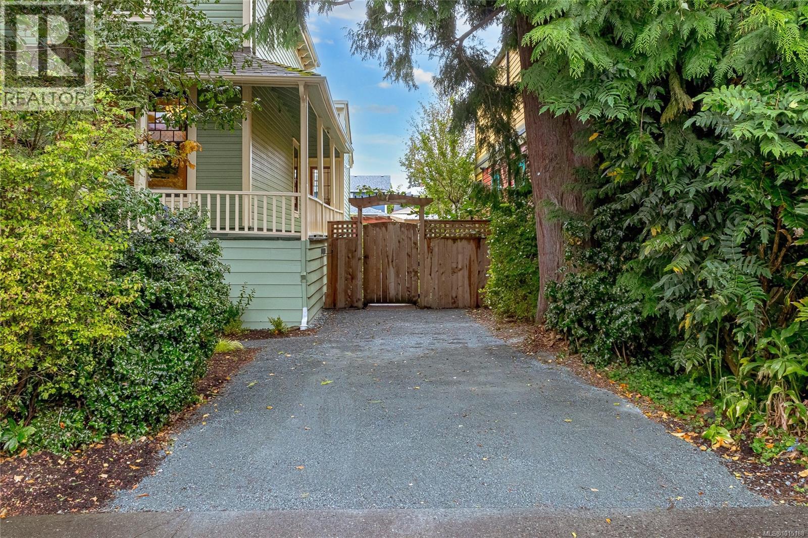 1347 Vining St, Victoria