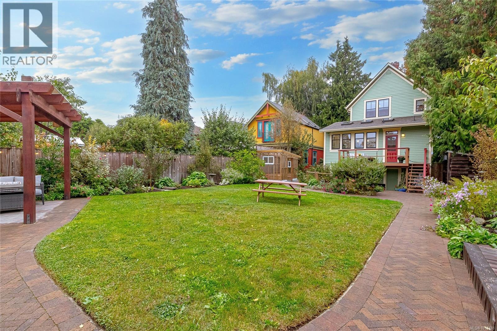 1347 Vining St, Victoria