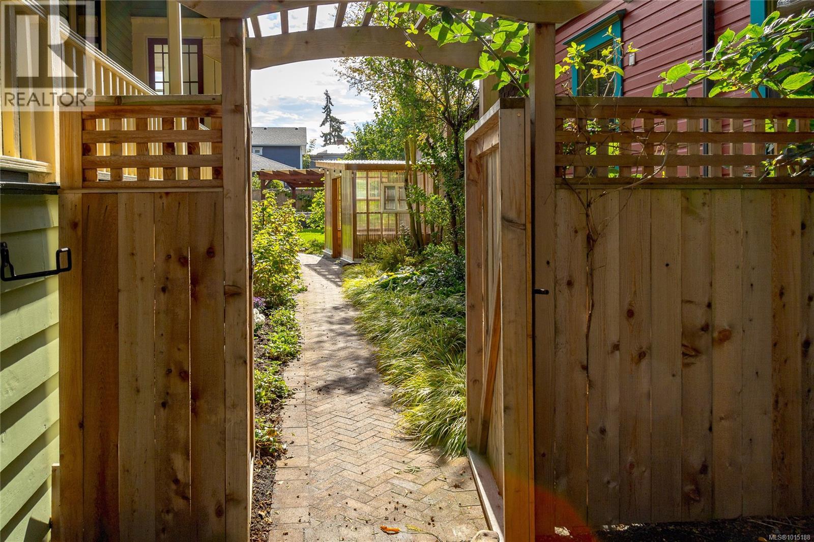 1347 Vining St, Victoria