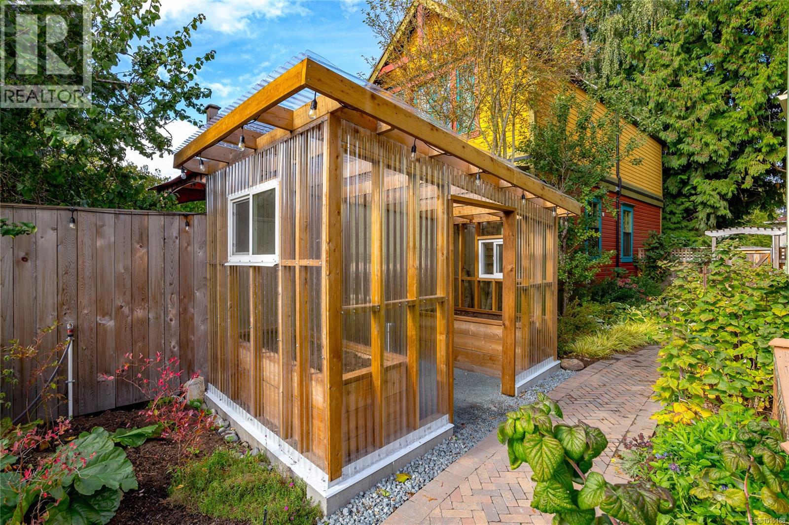 1347 Vining St, Victoria