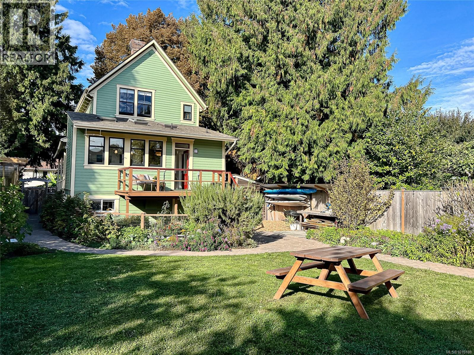1347 Vining St, Victoria