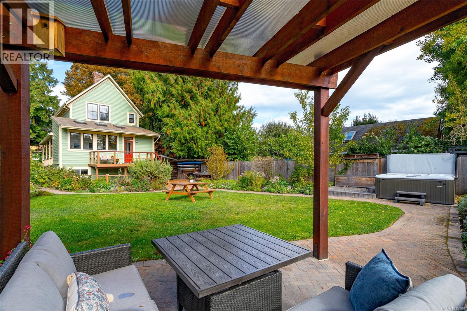 1347 Vining St, Victoria