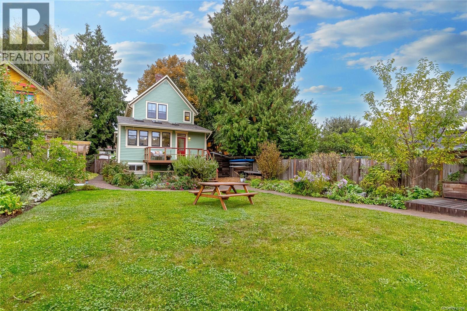 1347 Vining St, Victoria
