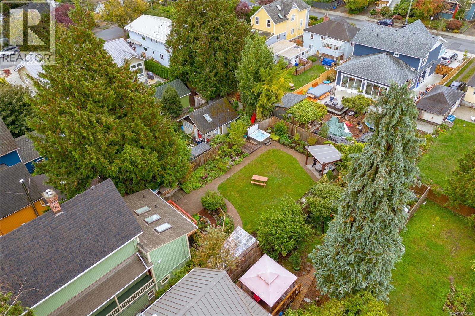 1347 Vining St, Victoria