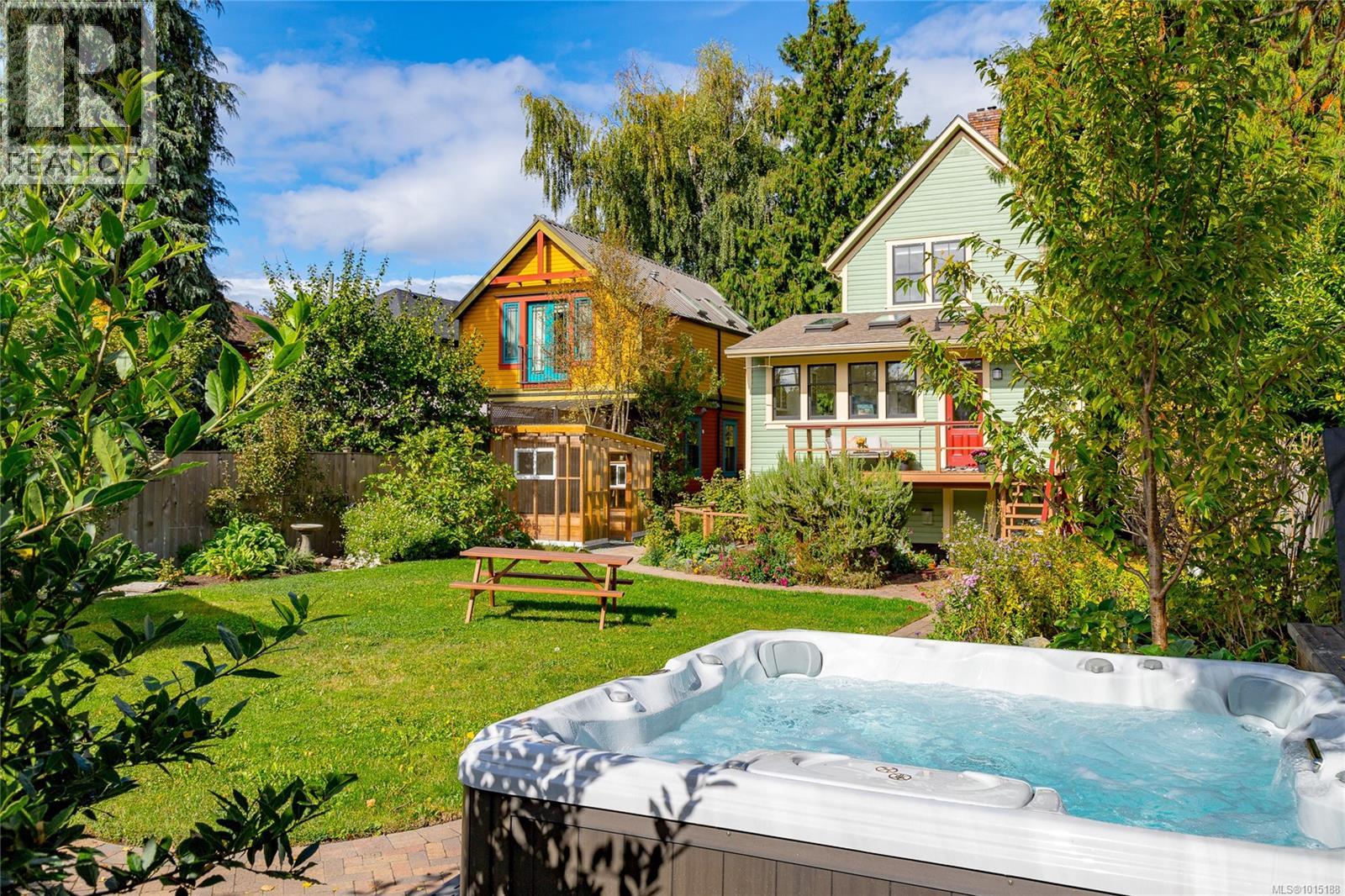 1347 Vining St, Victoria