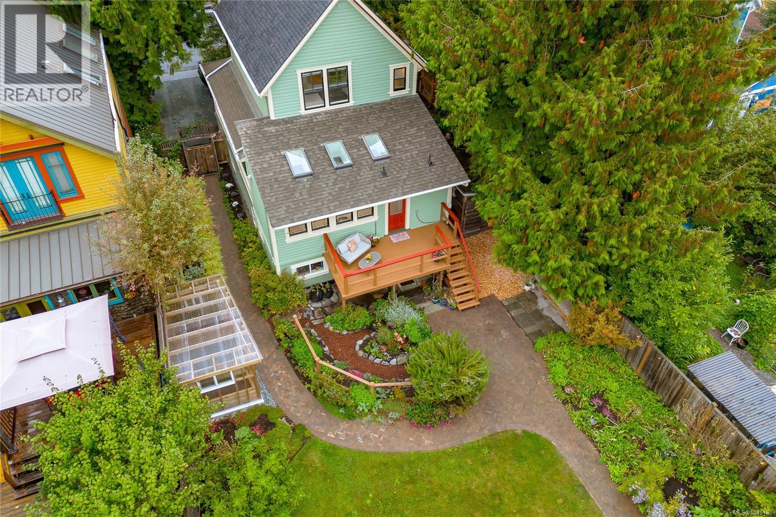 1347 Vining St, Victoria