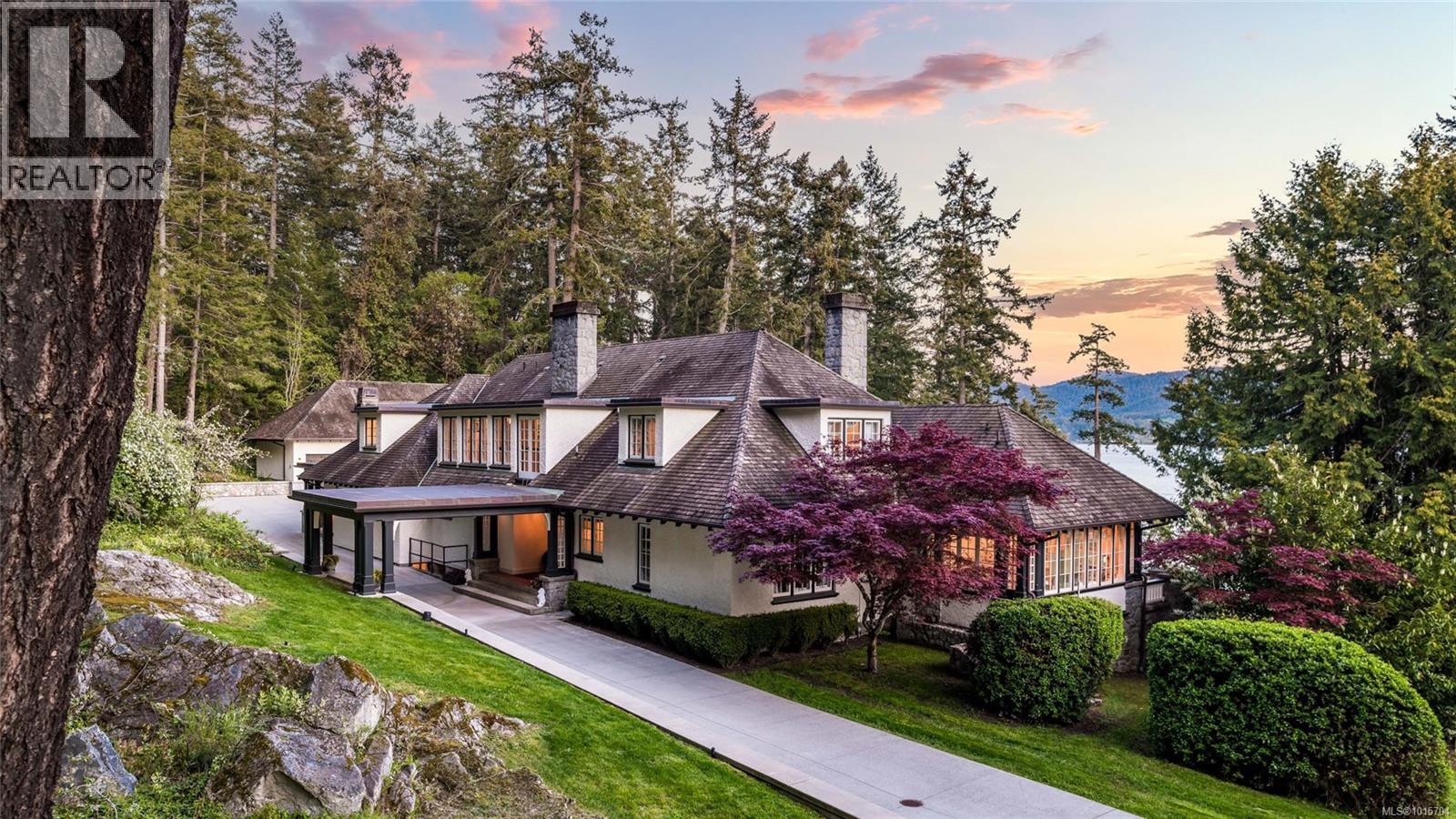  605 Senanus Drive, Central Saanich