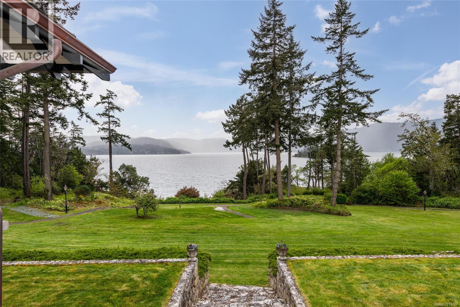  605 Senanus Drive, Central Saanich