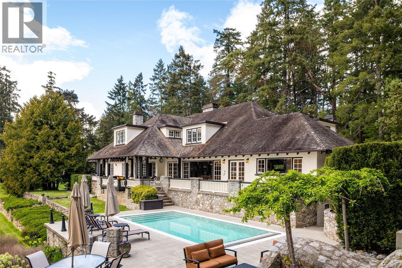  605 Senanus Drive, Central Saanich