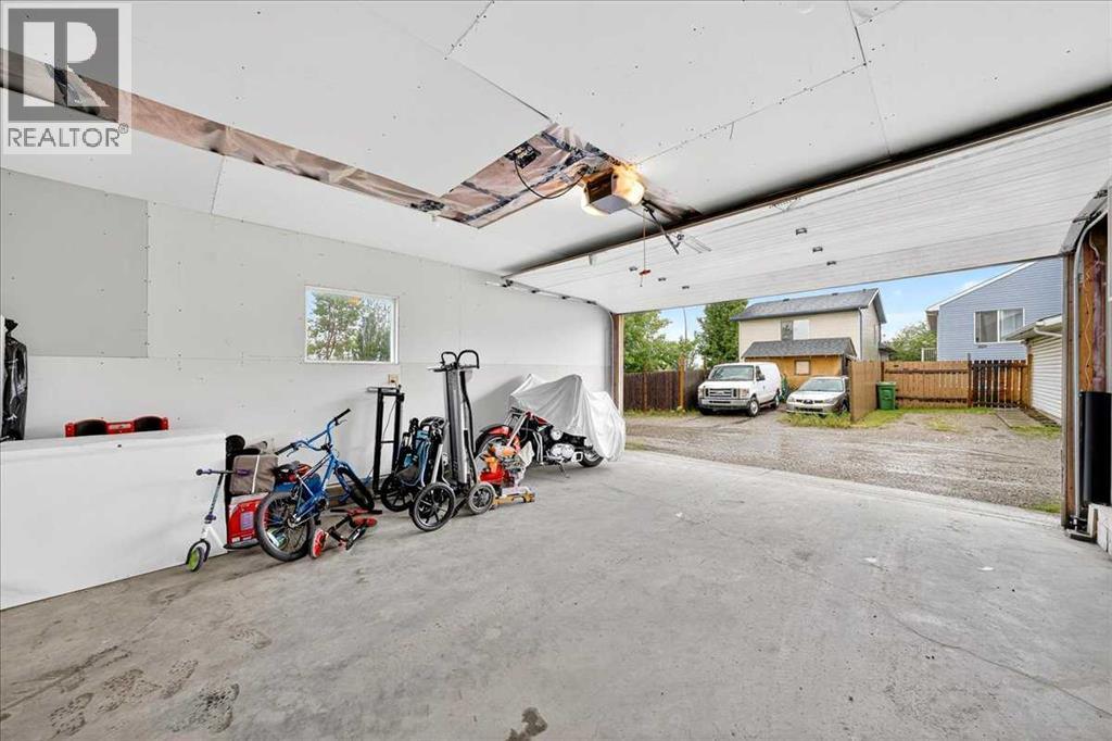 Single Family House for Sale in  Country Hills Circle NW Country Hills Calgary 