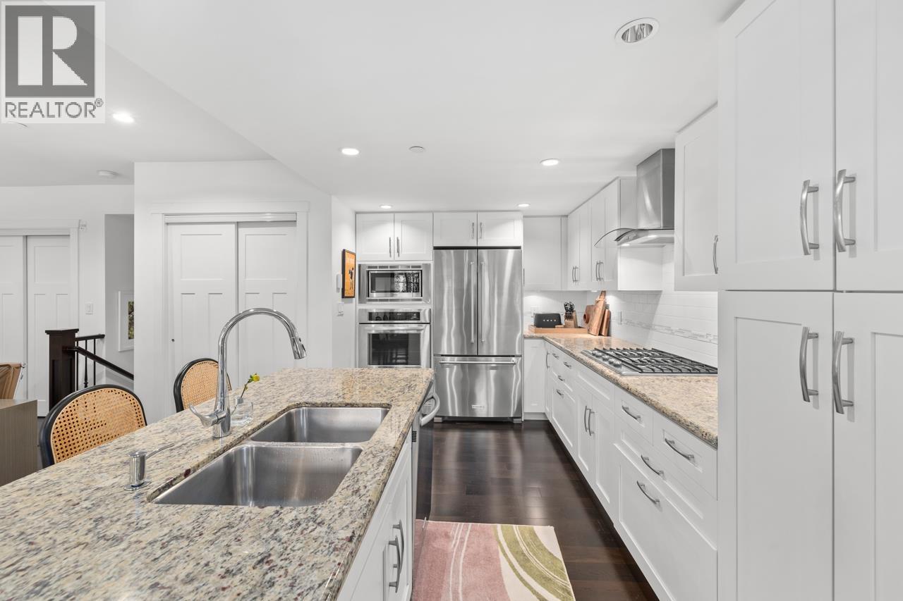 2 2435 W 1ST AVENUE, Vancouver