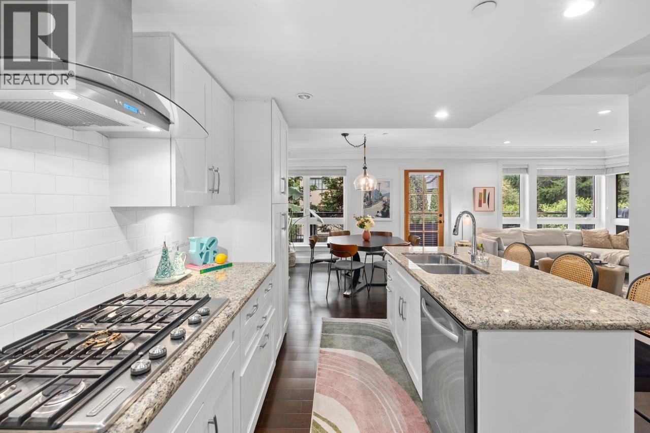 2 2435 W 1ST AVENUE, Vancouver