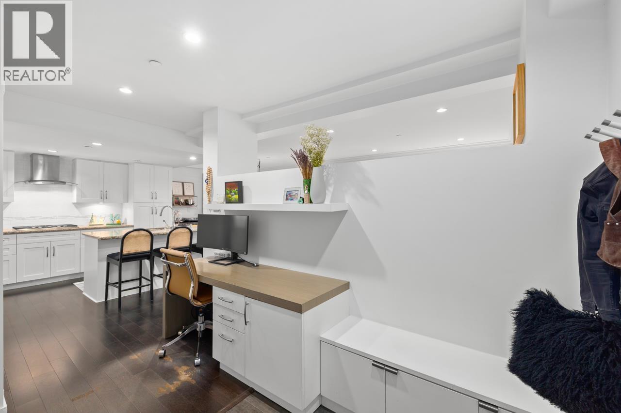 2 2435 W 1ST AVENUE, Vancouver