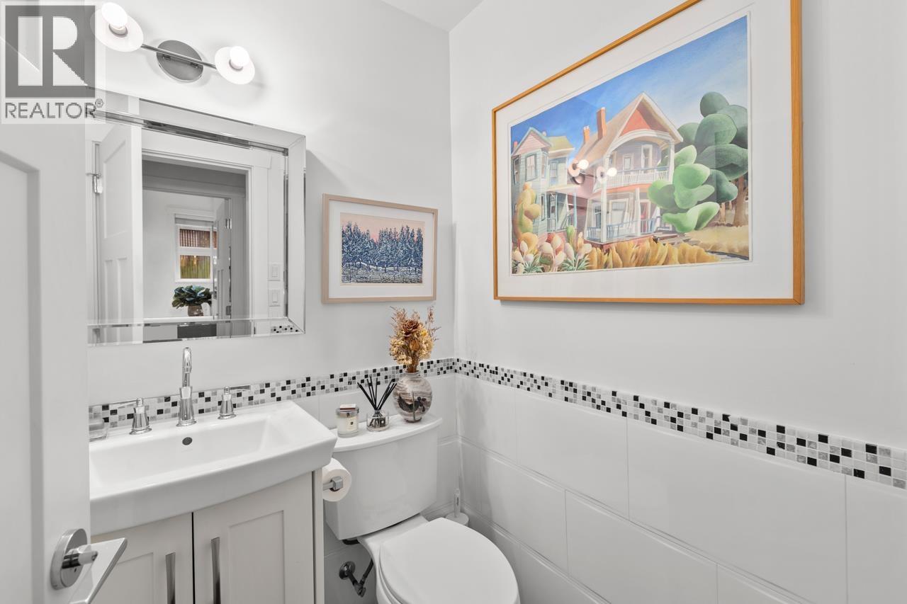 2 2435 W 1ST AVENUE, Vancouver