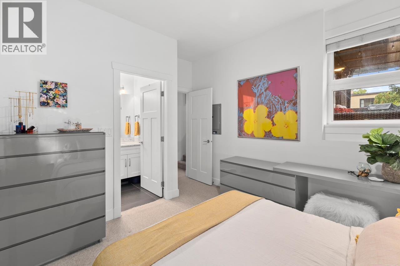 2 2435 W 1ST AVENUE, Vancouver