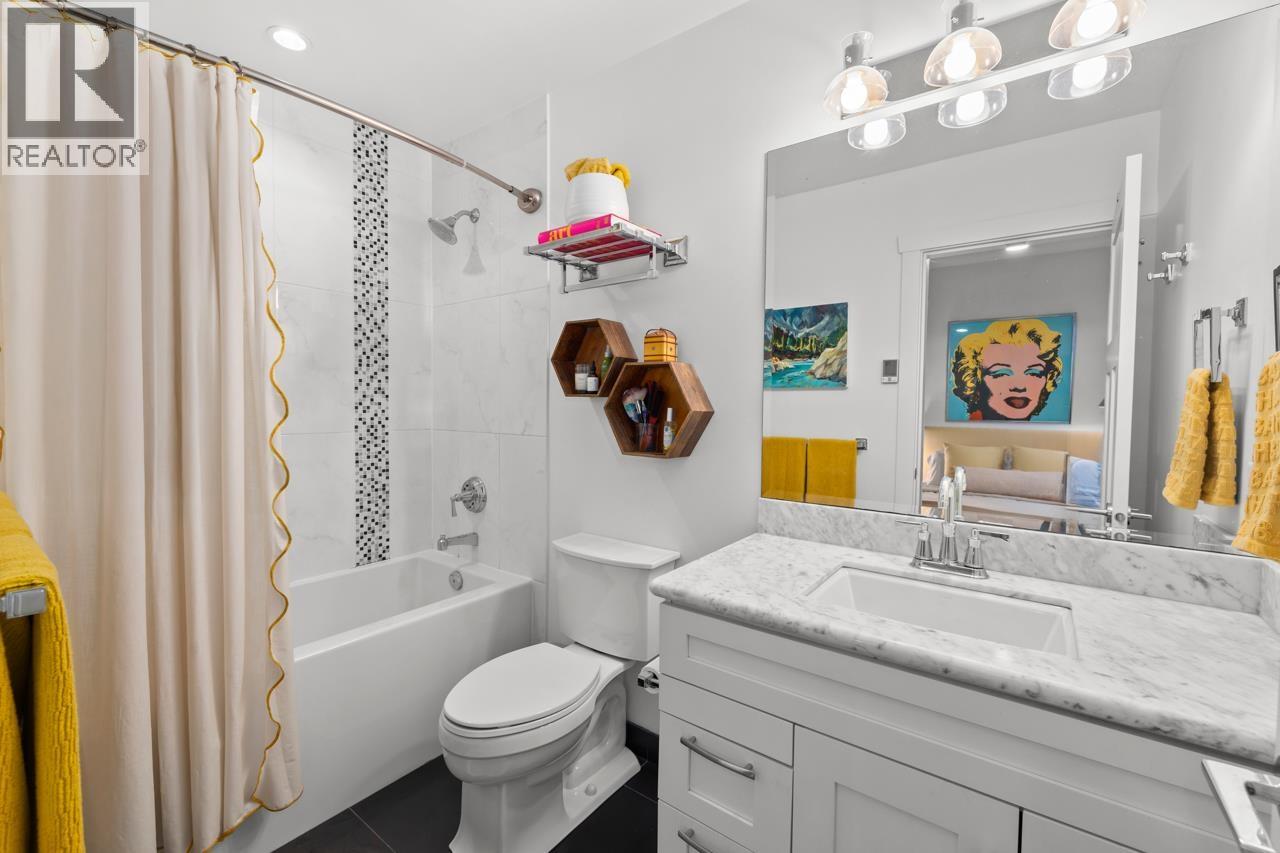 2 2435 W 1ST AVENUE, Vancouver