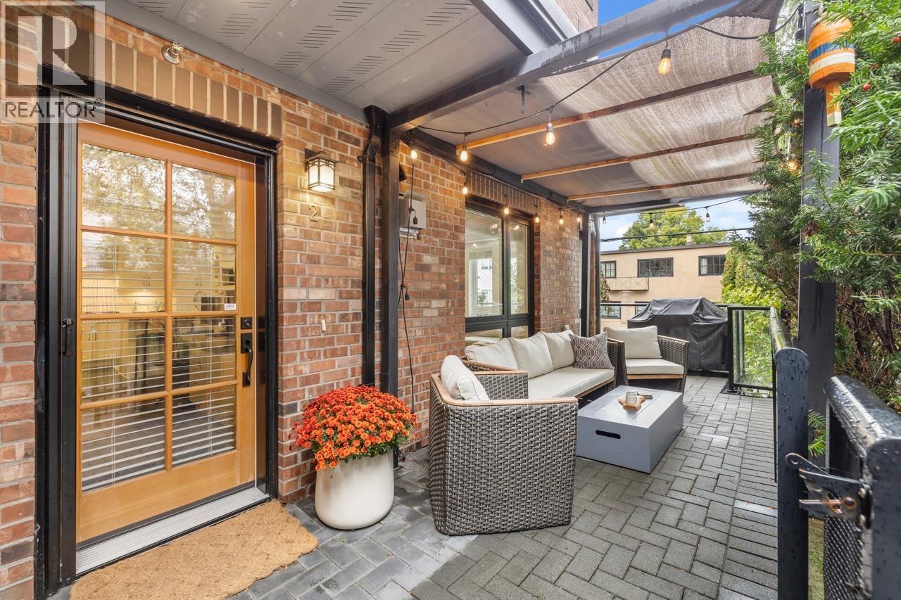 2 2435 W 1ST AVENUE, Vancouver
