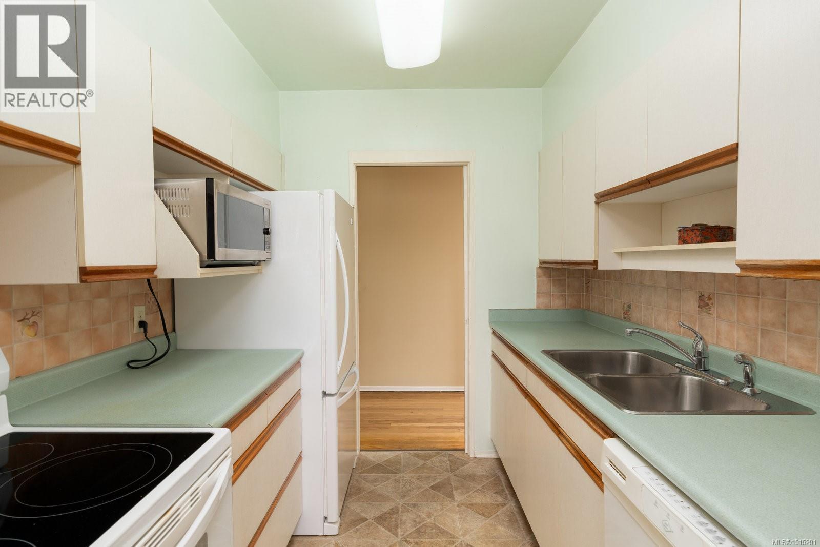 301 1318 Beach Drive, Oak Bay