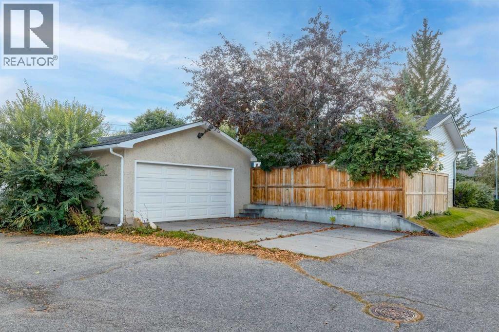 Single Family House Bi-level for Sale in  ALCOTT Road SE Acadia Calgary 