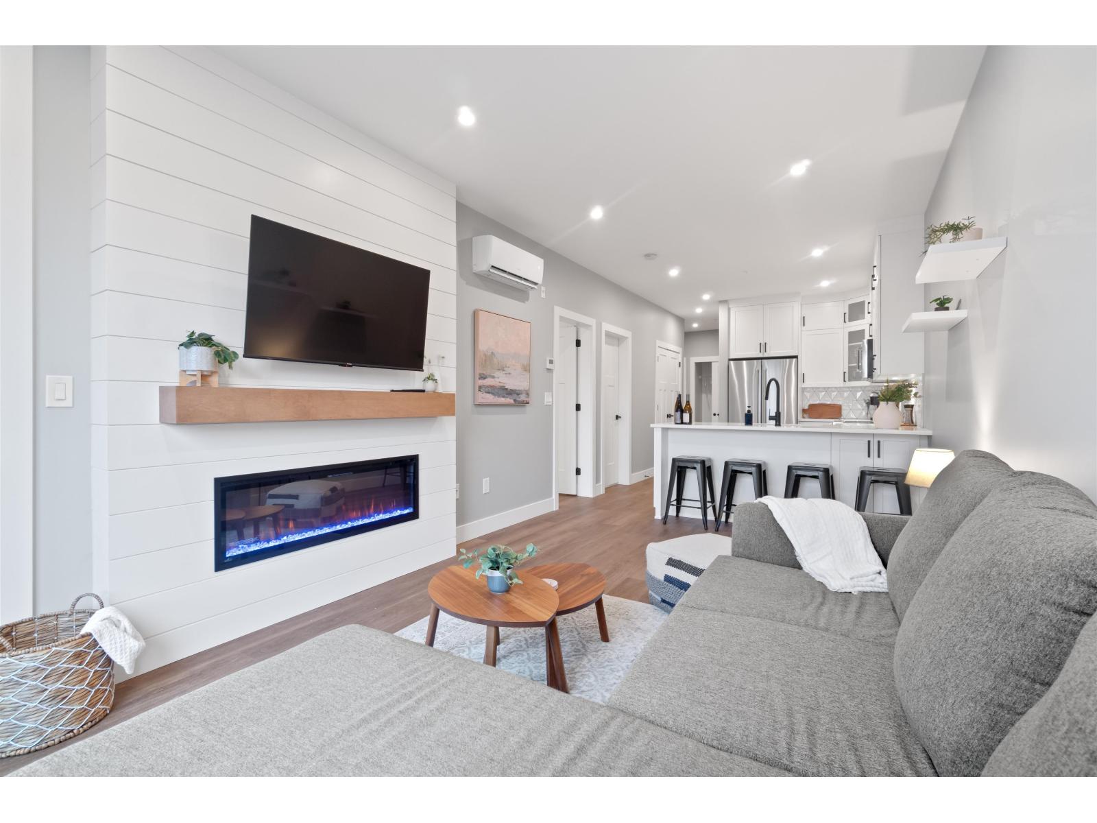 106 470 ESPLANADE AVENUE, Harrison Hot Springs, Harrison Hot Springs