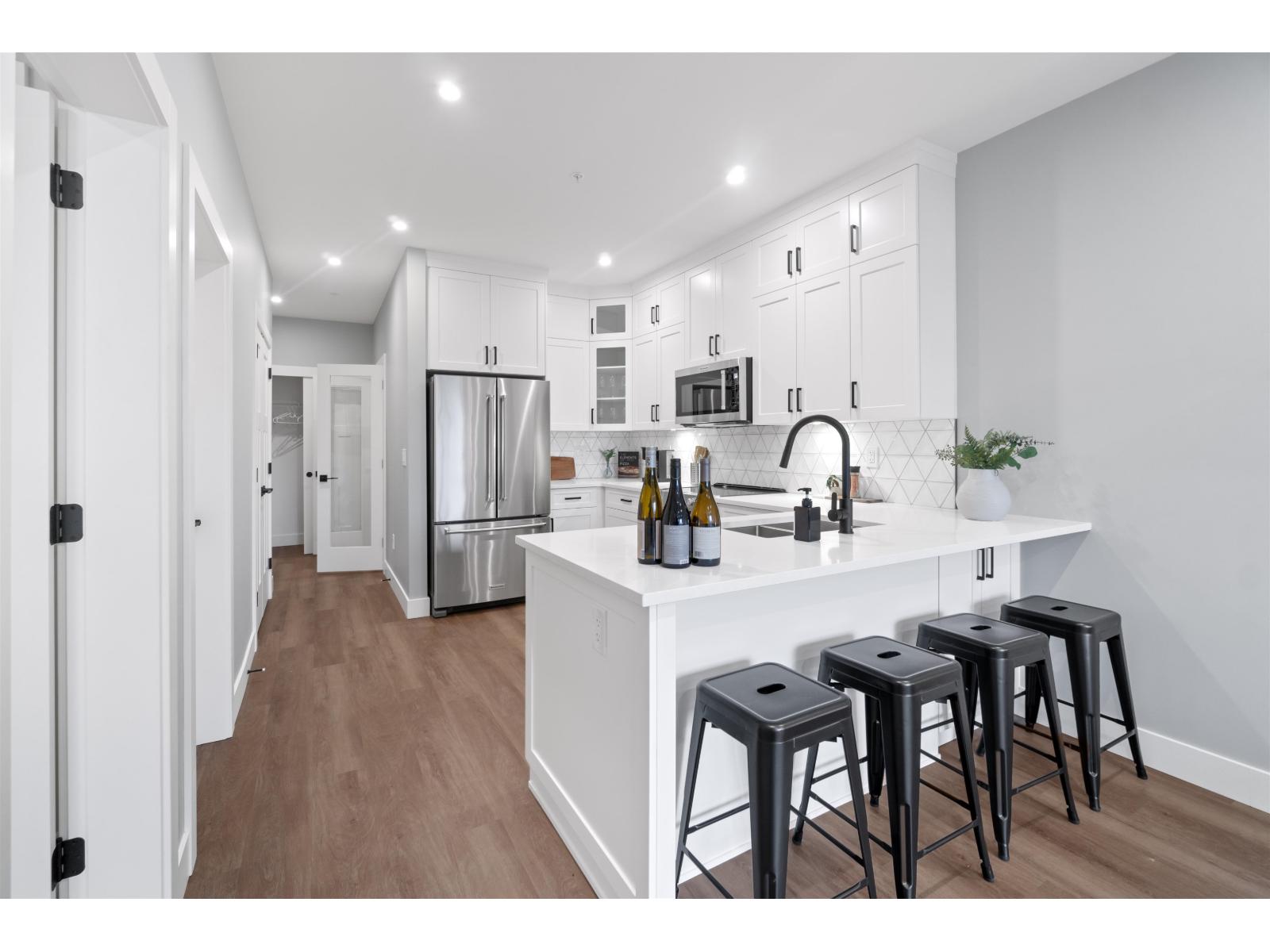 106 470 ESPLANADE AVENUE, Harrison Hot Springs, Harrison Hot Springs