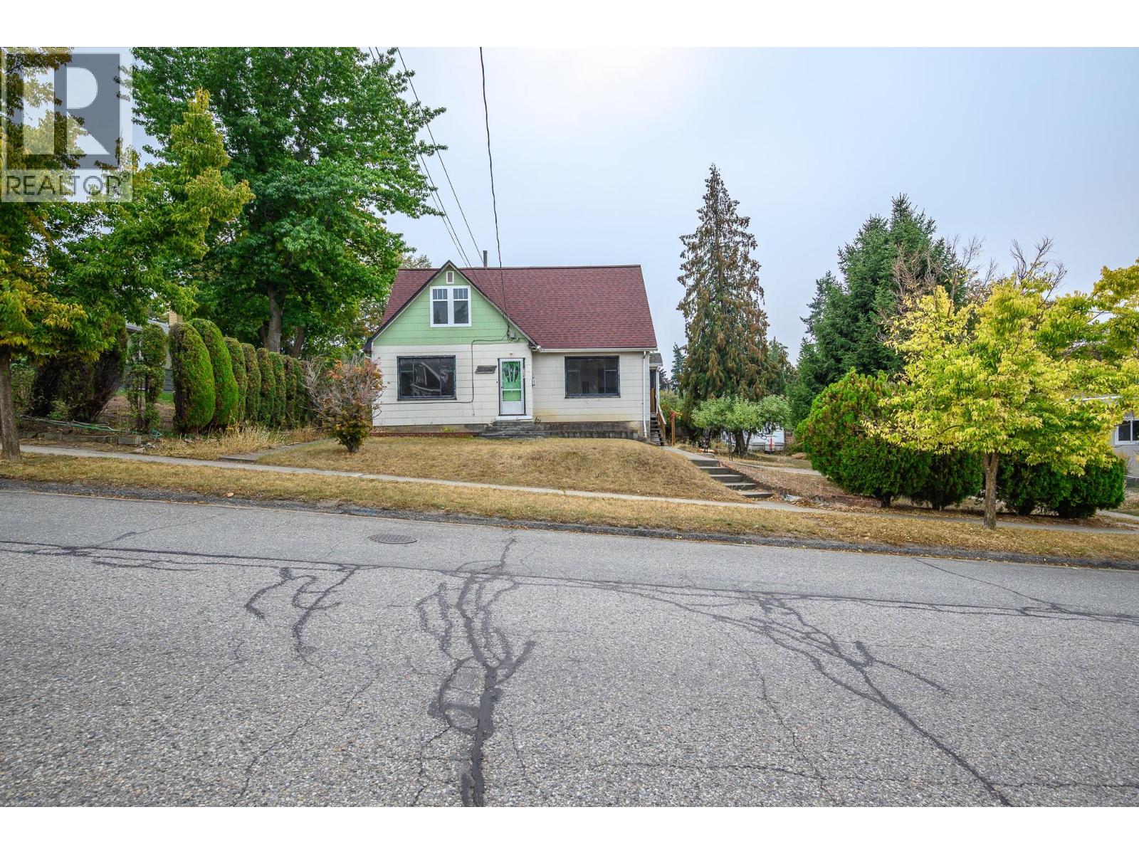  2004 37 Avenue, Vernon