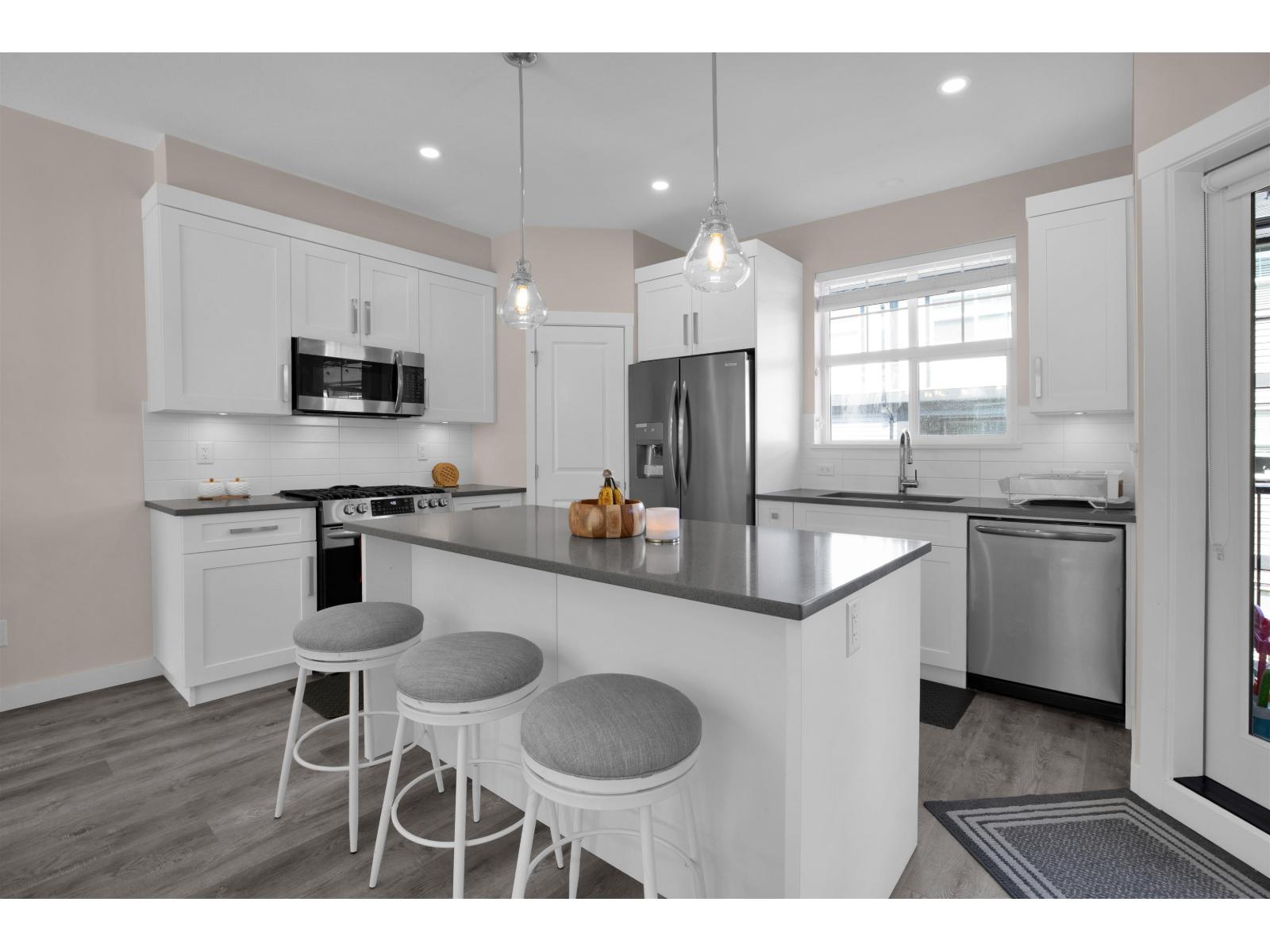25 7740 GRAND STREET, Mission