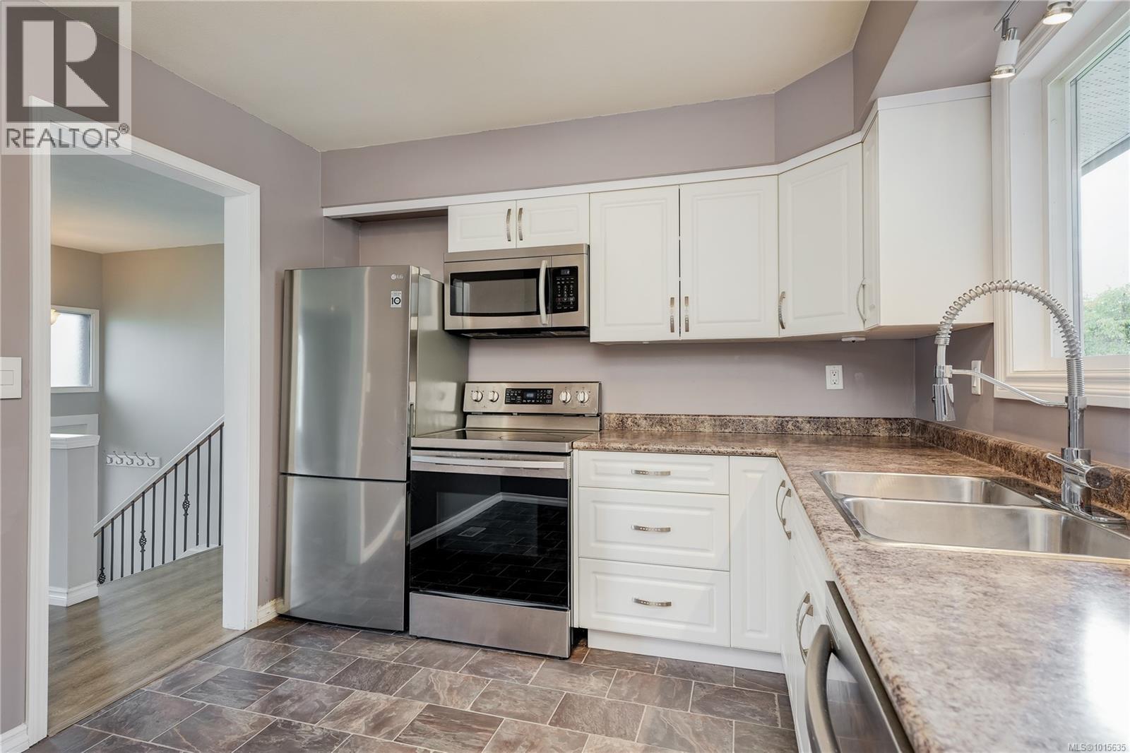  10378 Patricia Place, Sidney