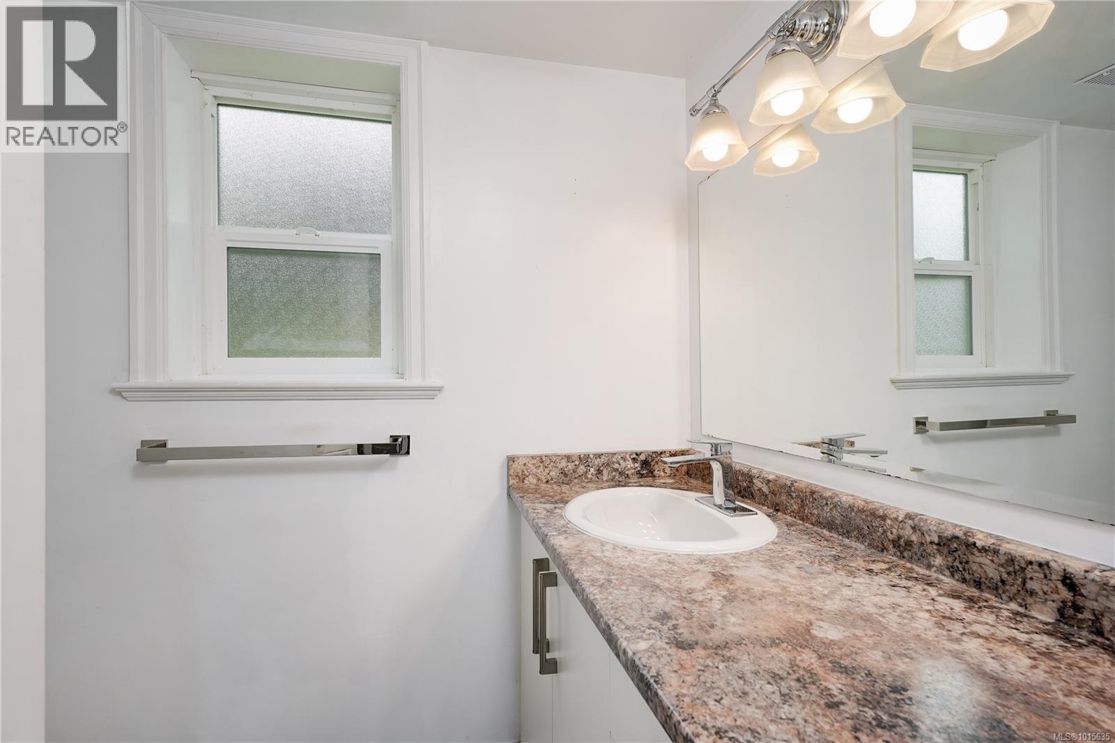  10378 Patricia Place, Sidney