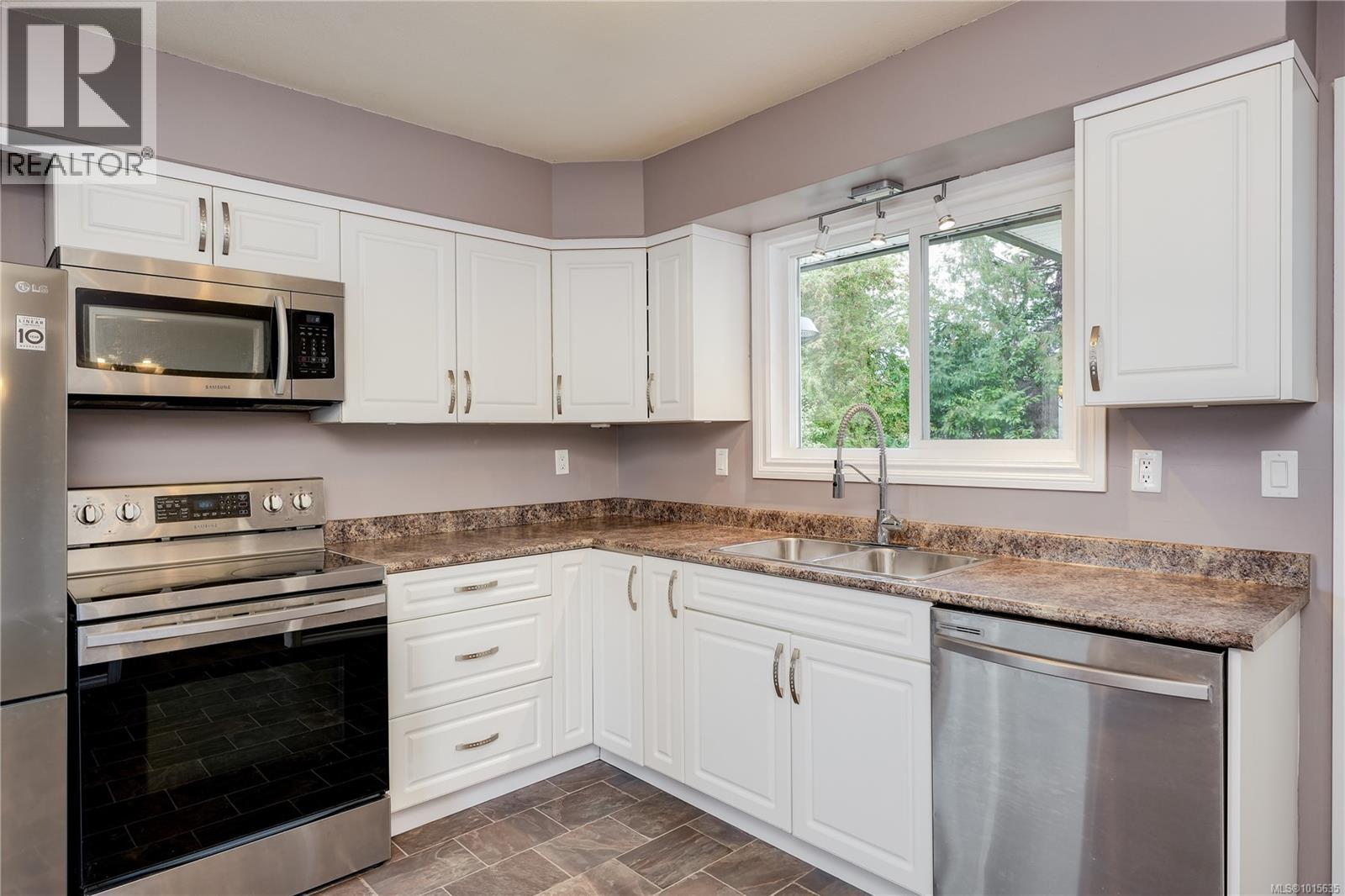  10378 Patricia Place, Sidney