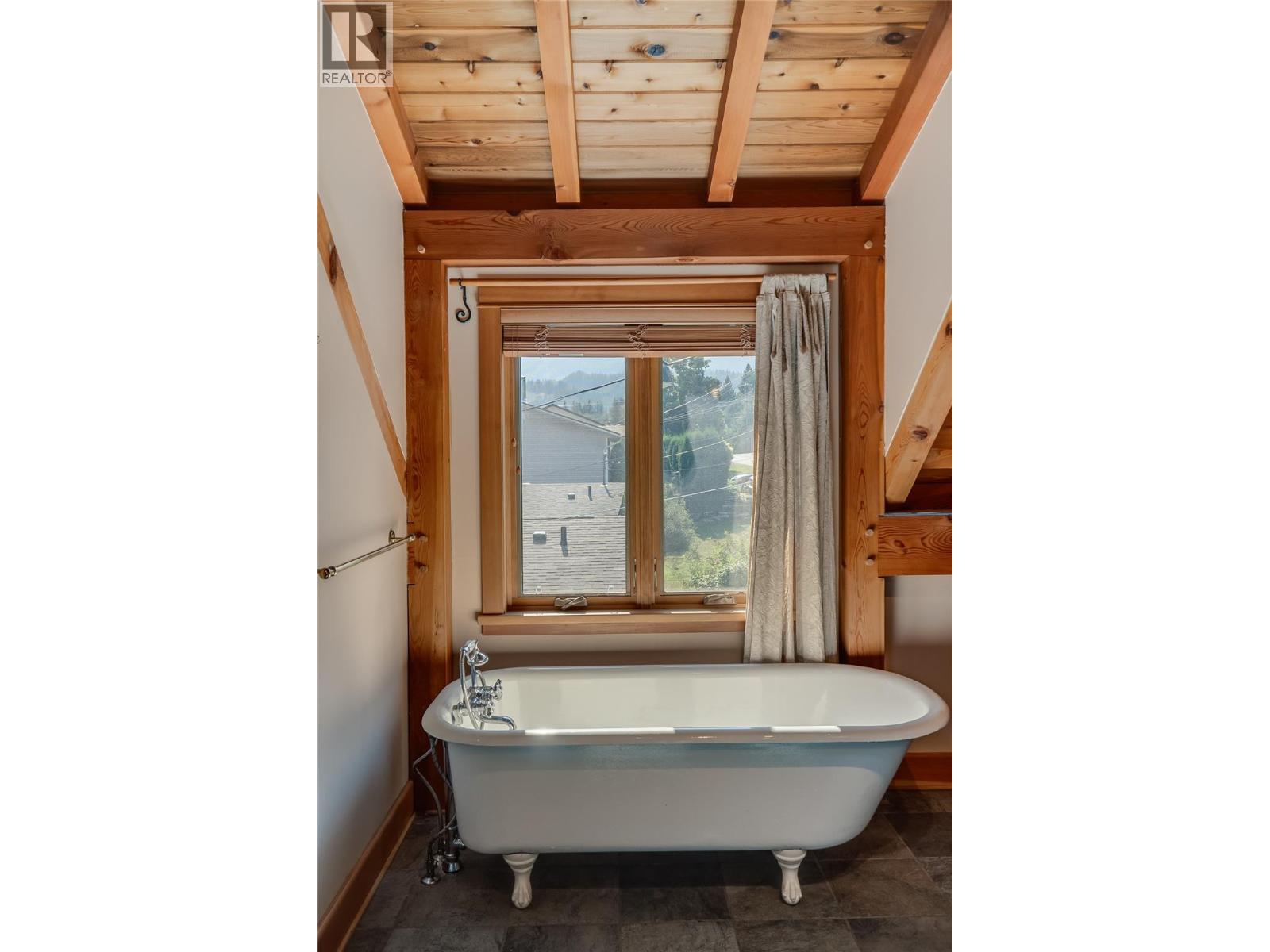 130 8th Street N, Kaslo