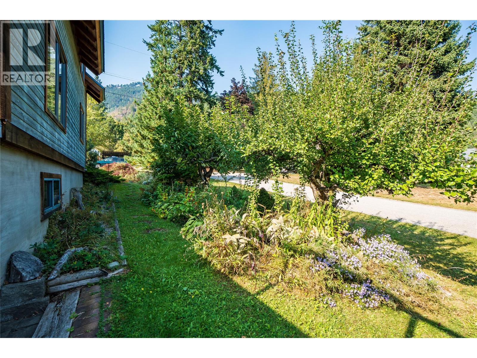 130 8th Street N, Kaslo