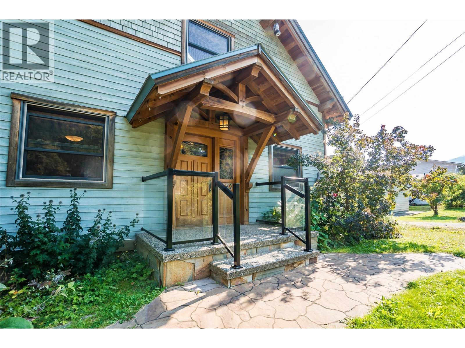 130 8th Street N, Kaslo