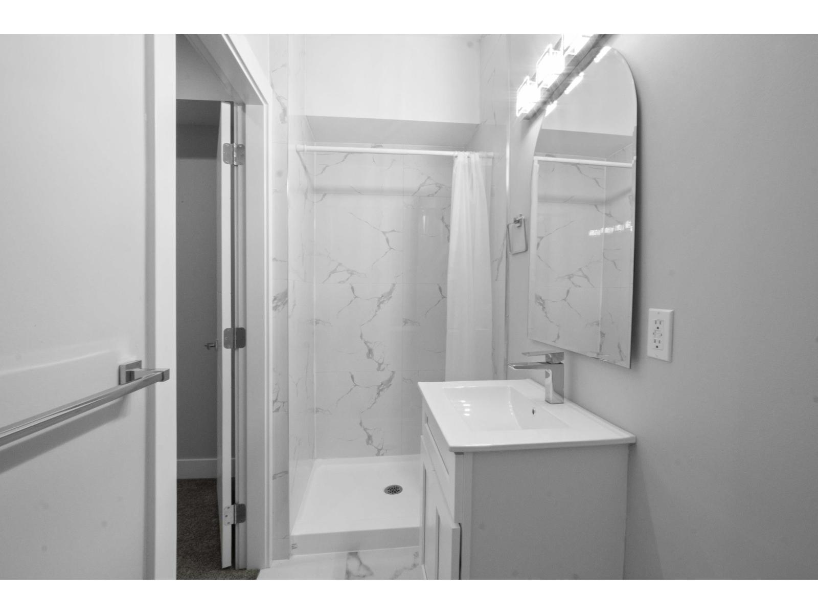 15890 RUSSELL AVENUE, White Rock