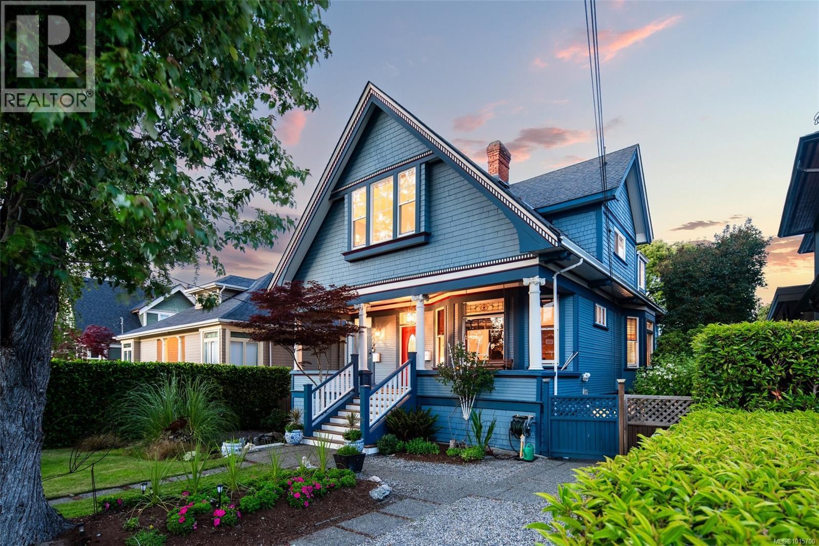 615 Harbinger Ave, Victoria