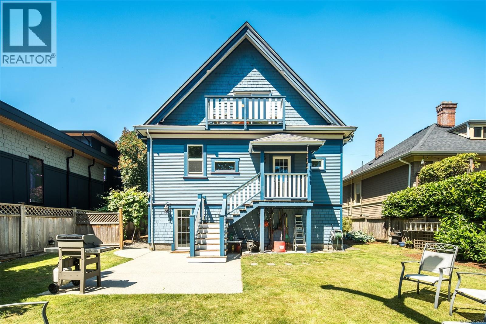 615 Harbinger Ave, Victoria