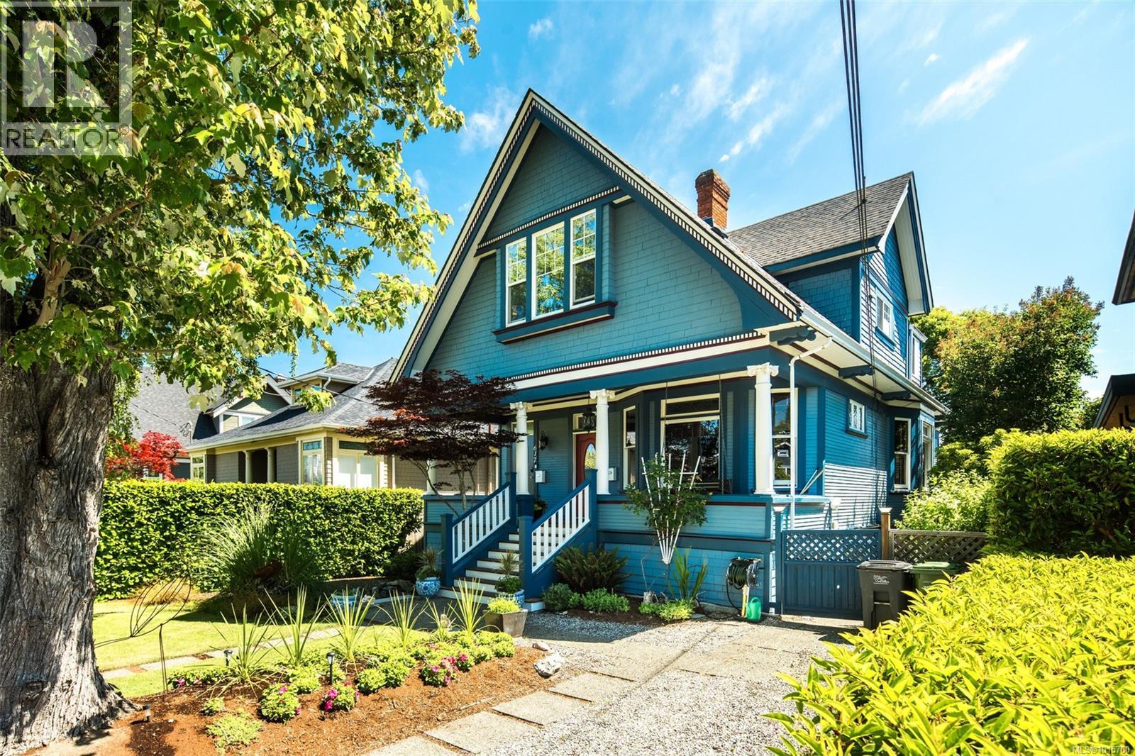 615 Harbinger Ave, Victoria