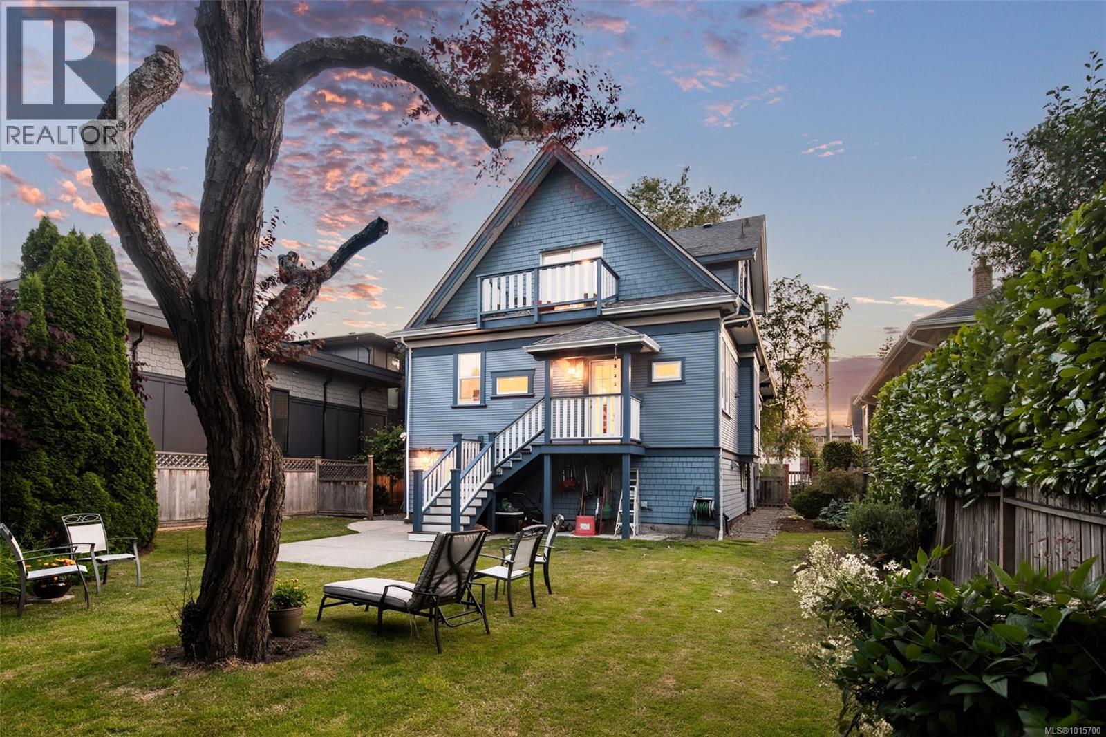615 Harbinger Ave, Victoria