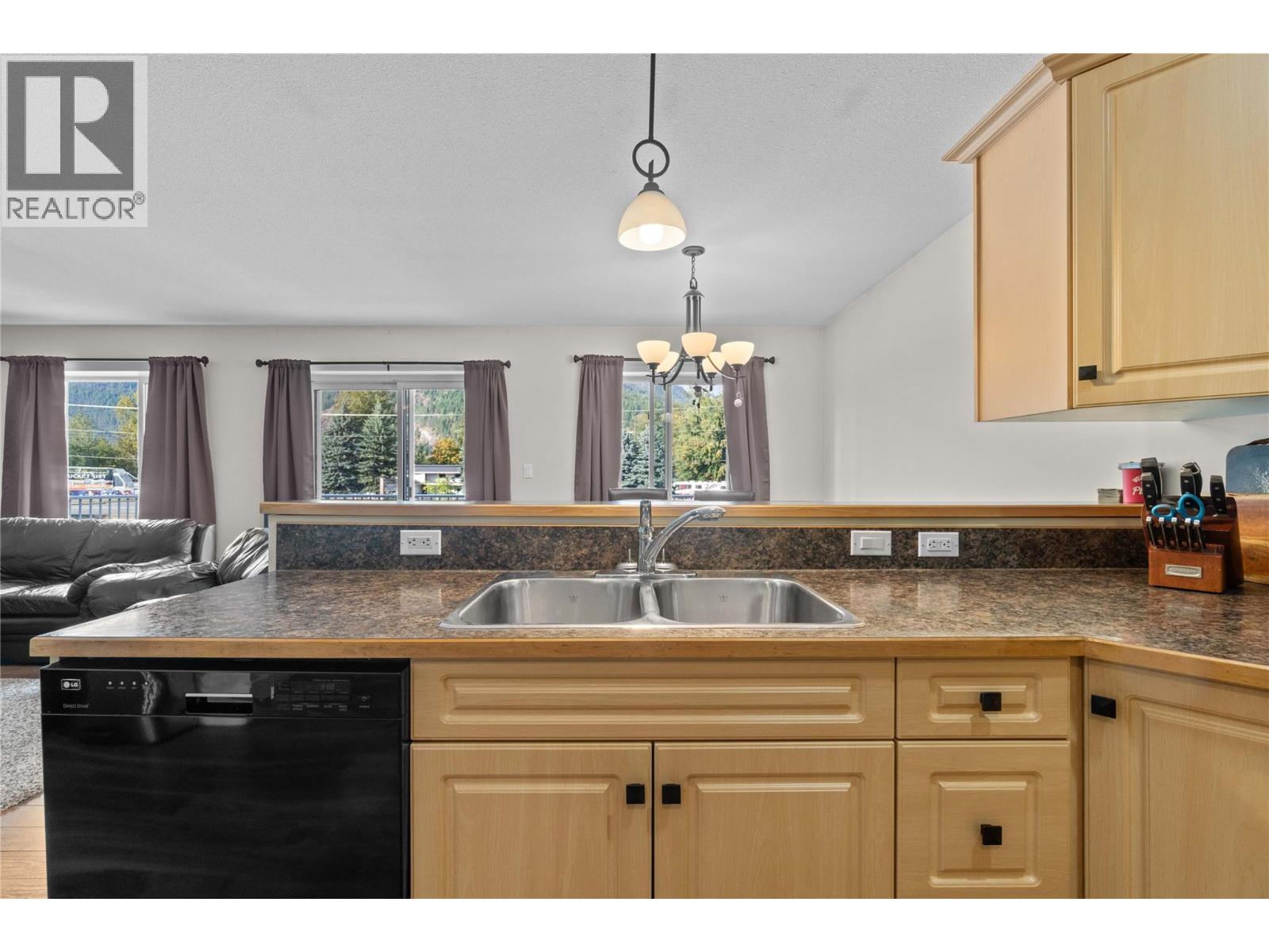 725 Trans Canada Highway, Sicamous