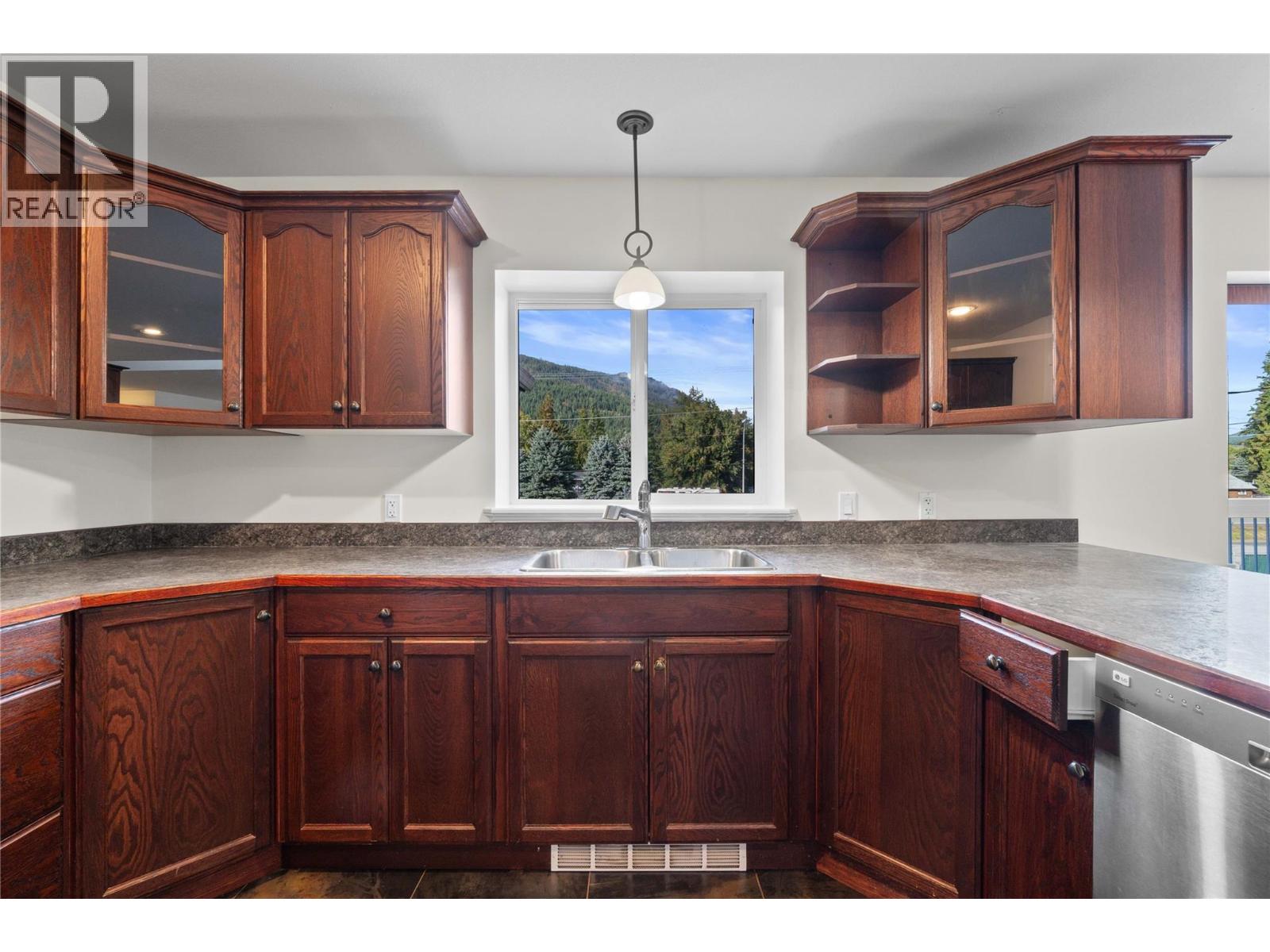725 Trans Canada Highway, Sicamous