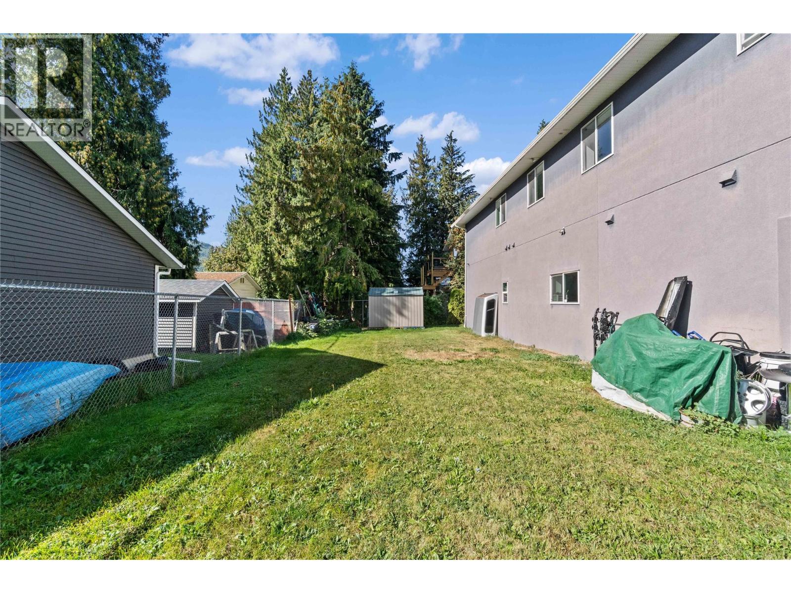 725 Trans Canada Highway, Sicamous