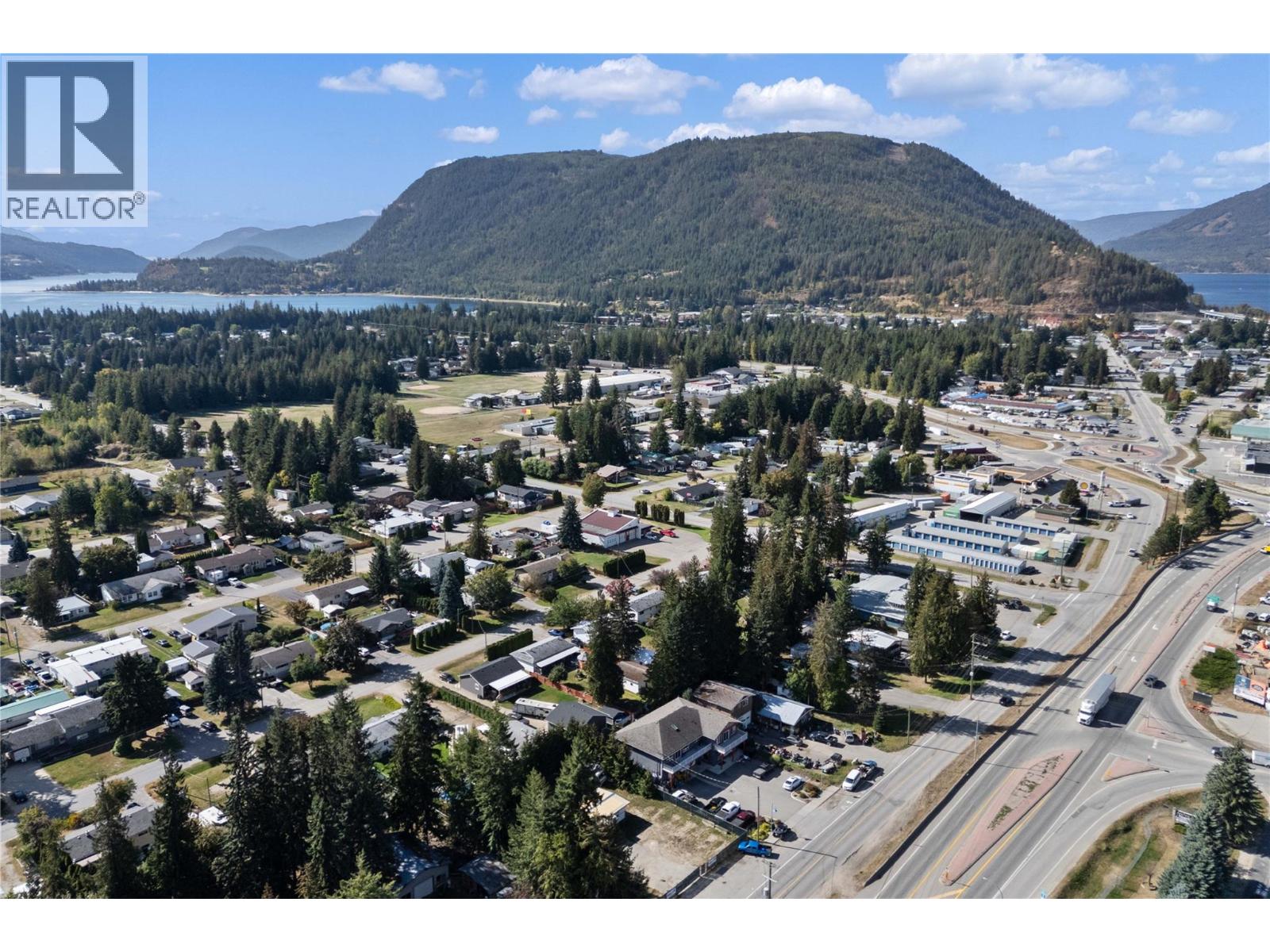725 Trans Canada Highway, Sicamous